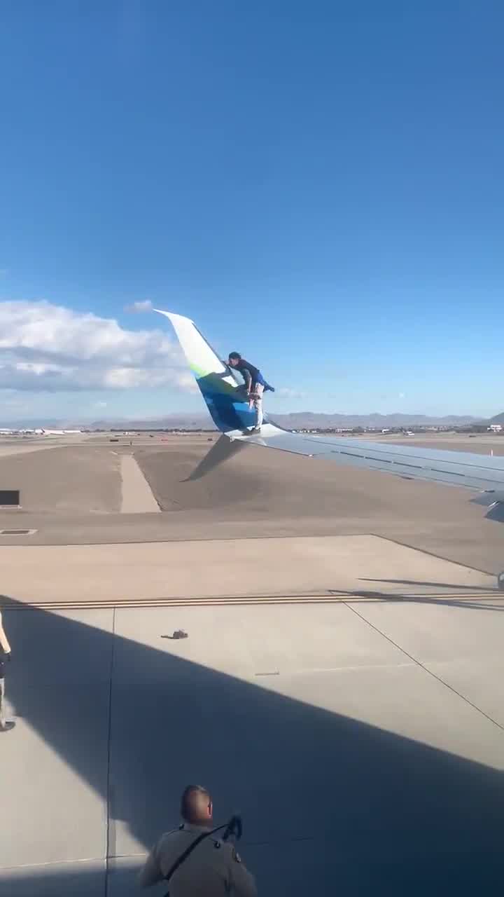 ‘The Original Wingman’: Man Climbs Wing of Grounded Airplane at Las Vegas Airport