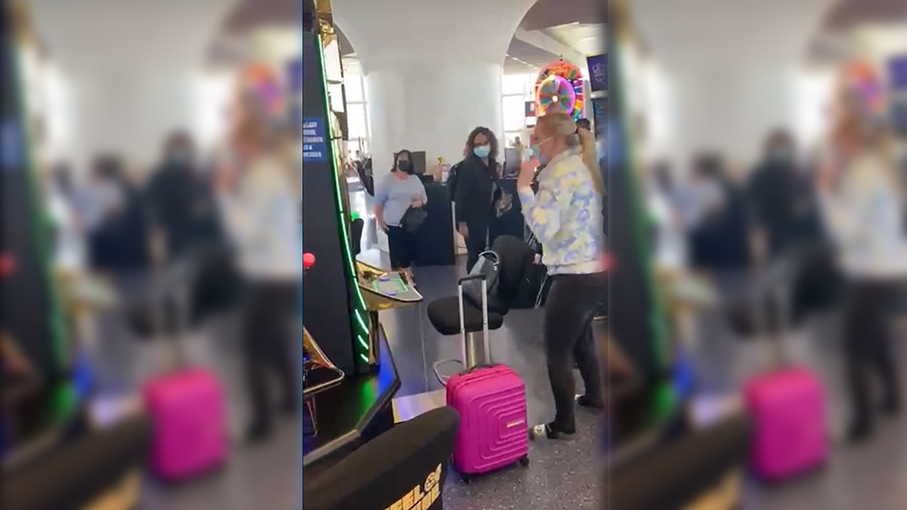 Texas woman hits jackpot at Las Vegas airport slot machine