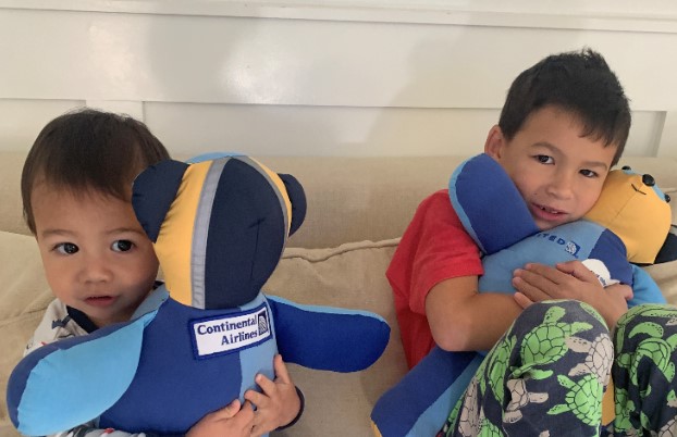 United Airlines colleagues stitch teddy bears out of man’s uniforms for his 2 sons after his death
