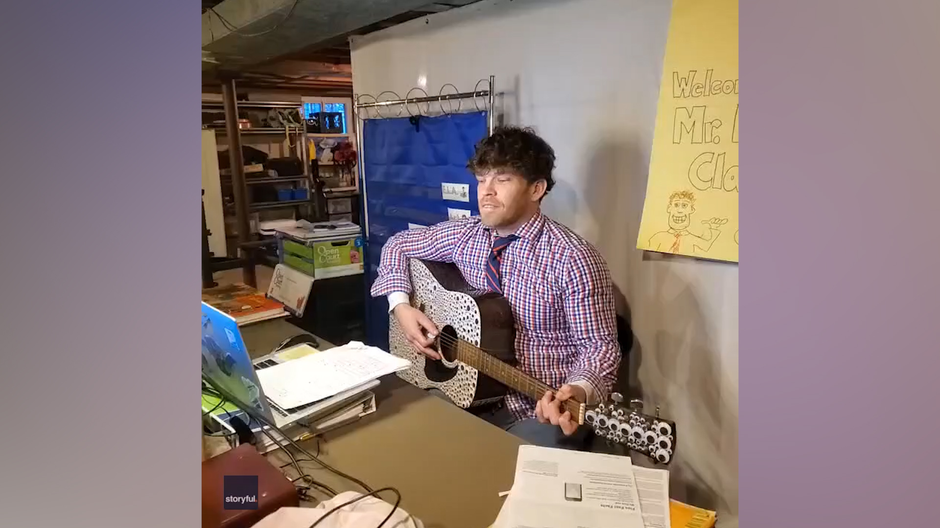 Maryland teacher sings to students