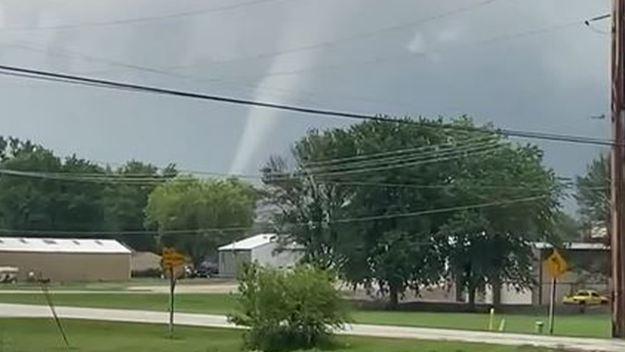 Funnel cloud twirls as sirens sound in Jewell, Iowa amid tornado warnings
