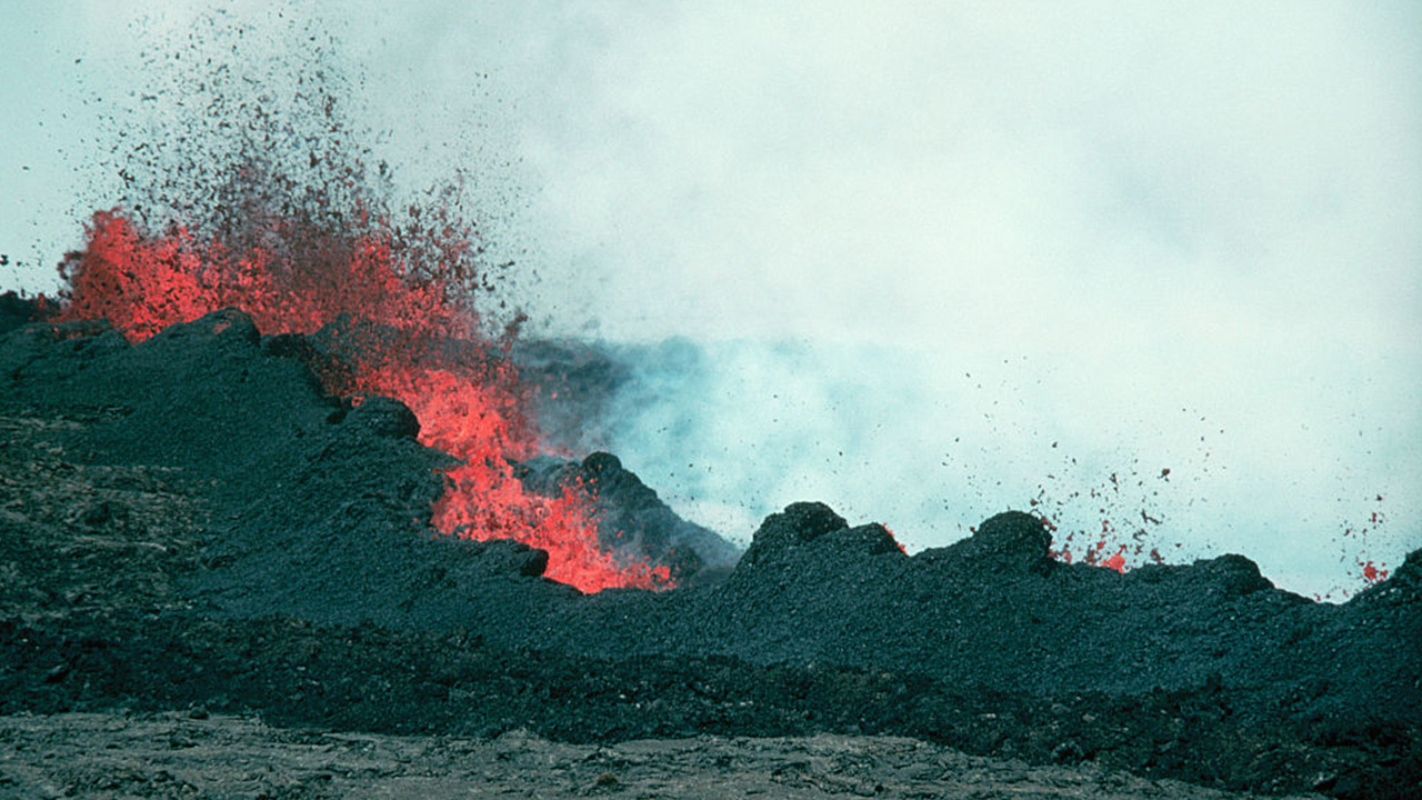Volcano erupts on Hawaii's Big Island